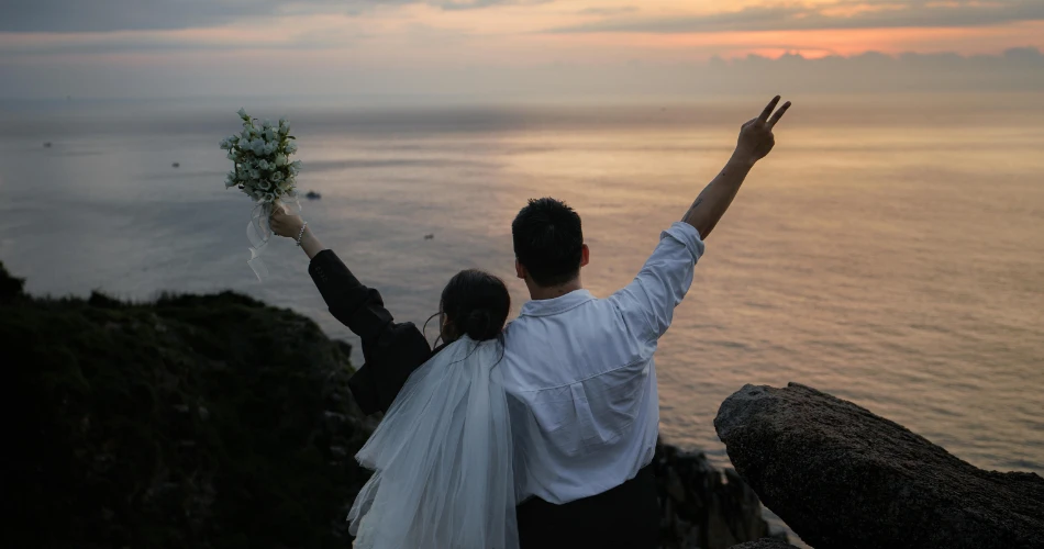 Hanging Gardens: Green Terraces Overlooking the Arabian Sea