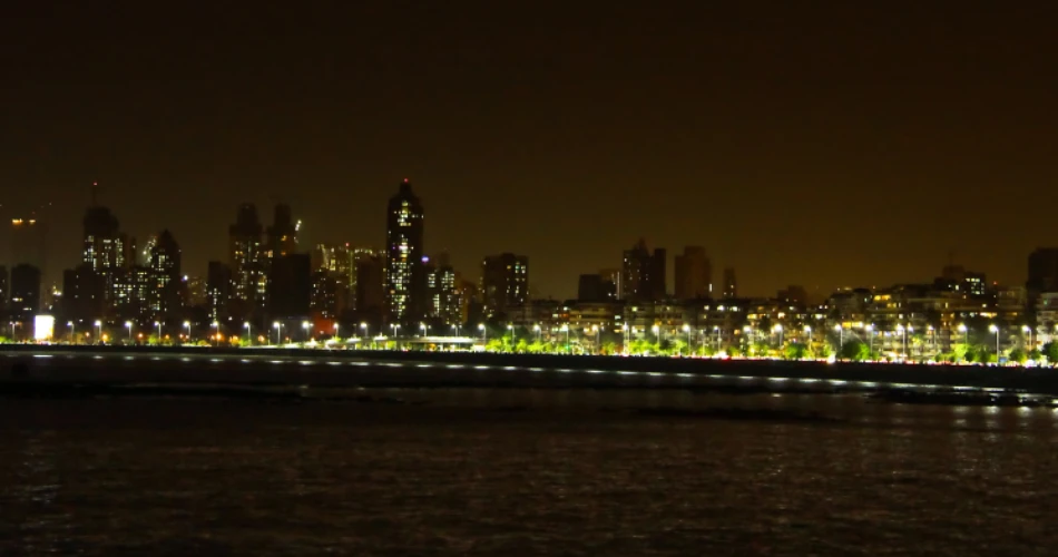 Night Walks at Marine Drive: Mumbai’s Midnight Charm